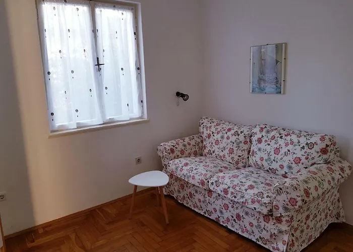 Mare Beachfront Cozy Sea View Apartment プーラ